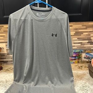 Men’s Under Armour shirt heatgear loose fit size Large